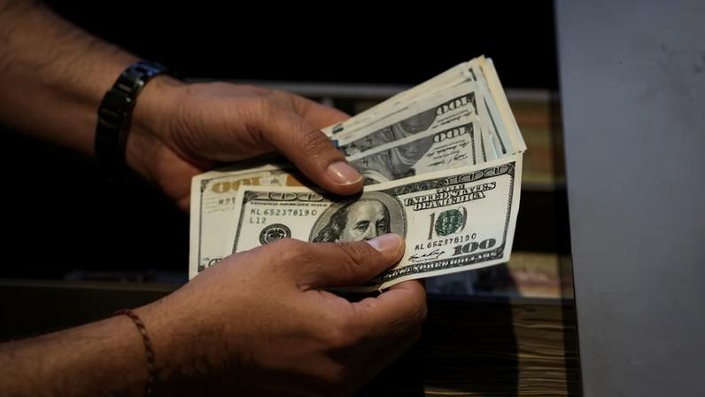 Dólar à vista tem leve recuo com cautela de investidor e exterior adverso — Foto: Moe Zoyari/Bloomberg