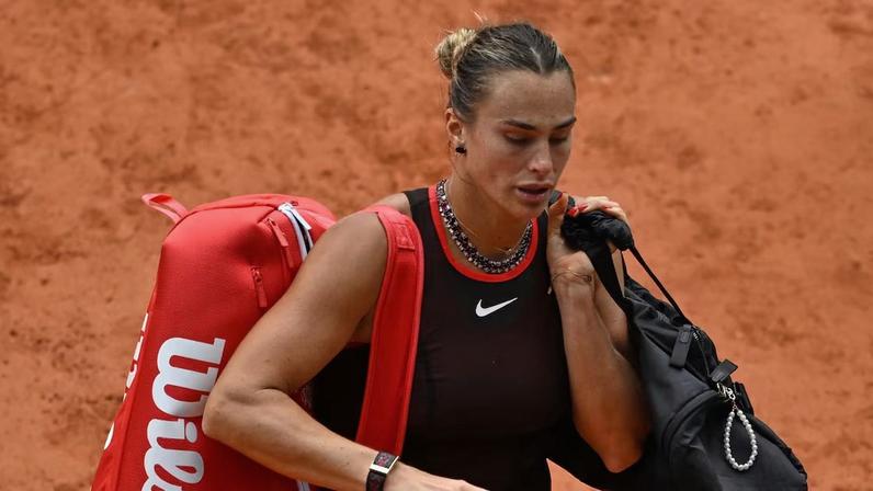 Aryna Sabalenka se retira após perder para Diana Shnaider nas quartas de final de Roland Garros.