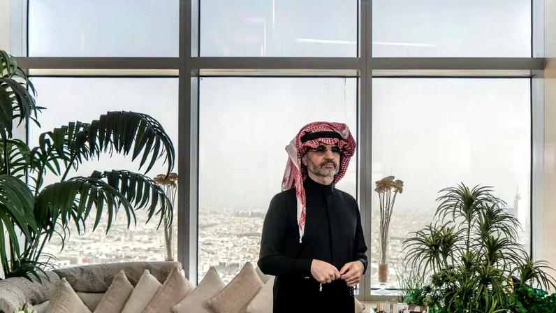 O príncipe Alwaleed Bin Talal em seu apartamento em Riad. Kingdom Holding detém 42,4 milhões de ações da SpaceX (foto: Guy Martin/Buisnessweek)