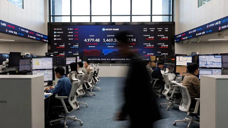 Avanço | O índice Kospi exibido na sala de negociação do Banco Woori em Seul, Coreia do Sul. Foto: SeongJoon Cho/Bloomberg