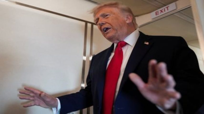 Presidente dos EUA, Donald Trump, fala com membros da mídia a bordo do Air Force One enquanto voa da Base Conjunta Andrews para o Aeroporto Regional Chippewa Valley em Eau Claire, Wisconsin, EUA