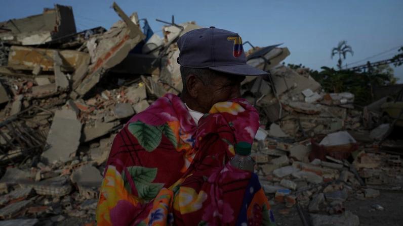 Imagens registradas por moradores retratam o desespero e a destruição durante terremotos; tremor de magnitude 7,5 foi o mais forte no país em mais de um século.