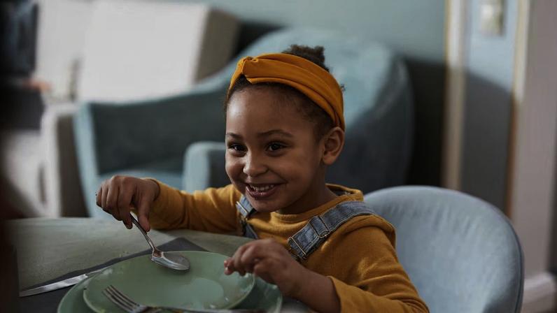 Segundo pesquisa, preço, tempo, ambiente alimentar, exposição a telas e publicidade moldam as escolhas para alimentação infantil
