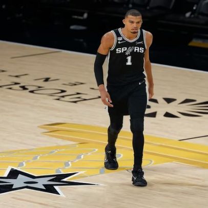 Torcedor é banido da NBA pela vida após selfie com Wembanyama
