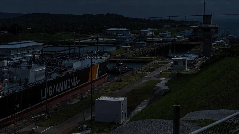 Um único navio chegou a pagar US$ 4 milhões adicionais para passar à frente da fila, à medida que o tempo de espera aumentava para embarcações sem reserva de passagem