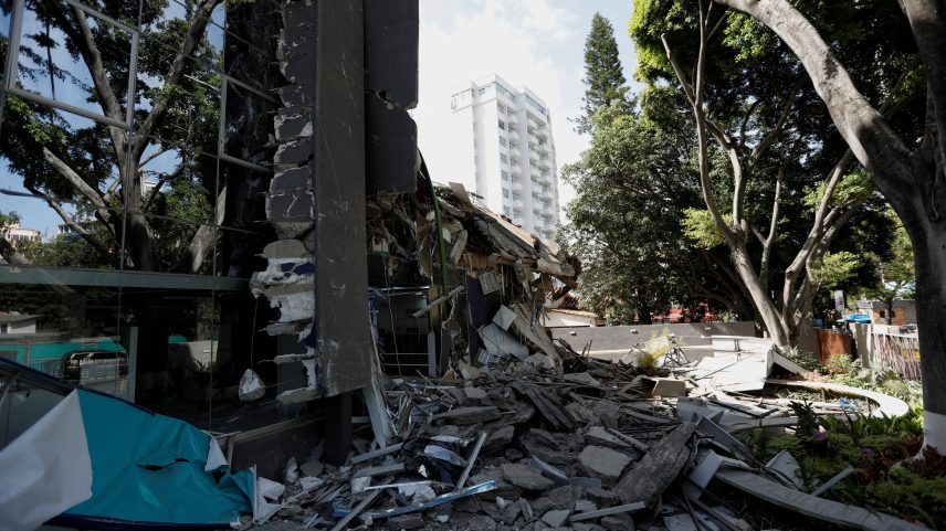 Vista dos restos de um edifício danificado pelos terremotos que atingiram o país, em Caracas, Venezuela