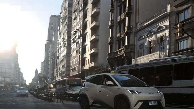 Um elétrico da BYD circula pelas ruas de Montevidéu, no Uruguai. Veículos movidos a bateria representam quase um quarto das vendas de carros novos e SUVs no país.