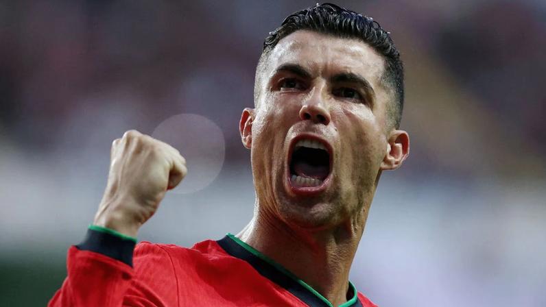 Cristiano Ronaldo celebra gol pela seleção de Portugal com a boca aberta