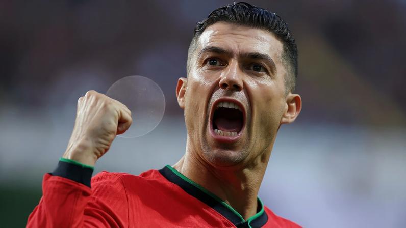 Cristiano Ronaldo celebra gol pela seleção de Portugal com a boca aberta
