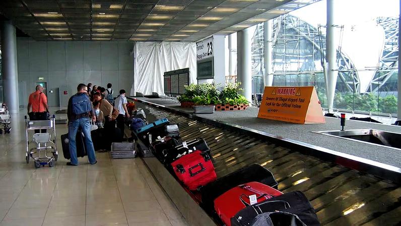 Esquema: funcionário corrupto do aeroporto manipula etiqueta de bagagem