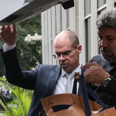 Polícia apreende HD com contratos municipais e celular de produtora do filme de Bolsonaro