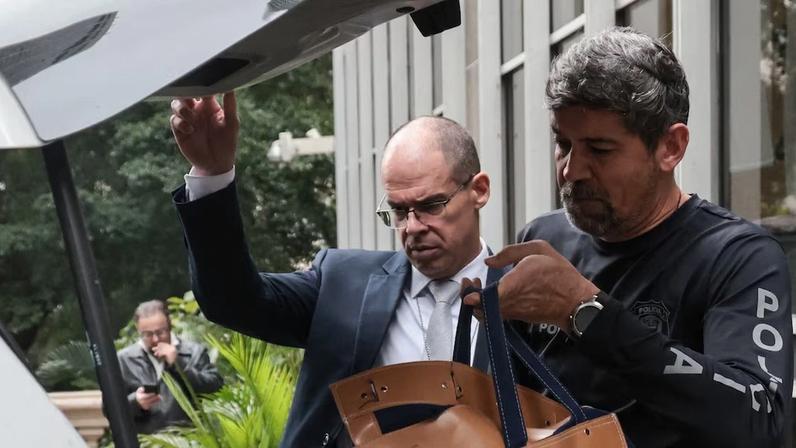 Policiais chegam à Secretaria de Inovação Tecnológica atrás de documentos do contrato de R$ 108 milhões com instituto da produtora do filme Dark Horse. Crédito: Werther Santana / Estadão