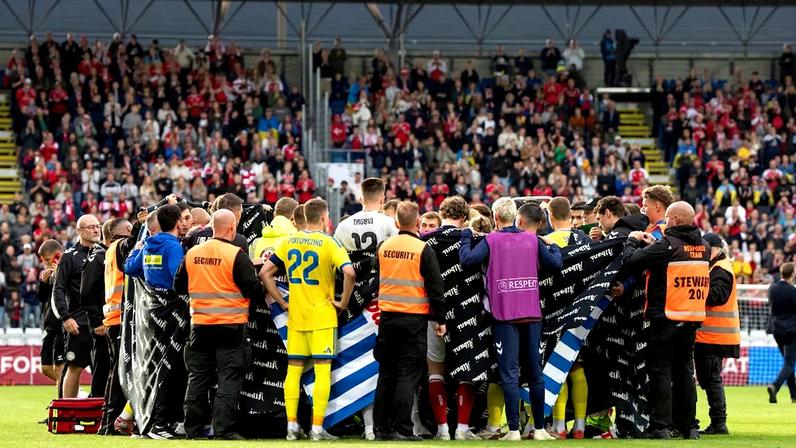 Eriksen desmaia em campo de novo, e amistoso entre Dinamarca e Ucrânia é encerrado. Foto: Bo Amstrup/AP
