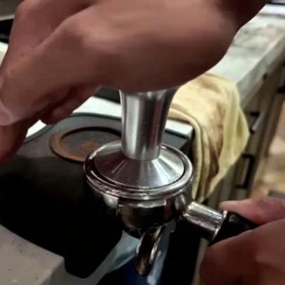 Maxence Lacroix demonstra habilidades como barista