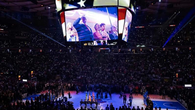 Telão do Madison Square Garden mostra o presidente dos Estados Unidos, Donald Trump, antes do jogo entre Knicks e Spurs