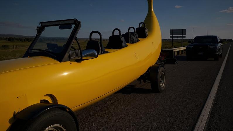 Motorista transformou uma caminhonete no 'carro-banana', que ficou pronta em 2011