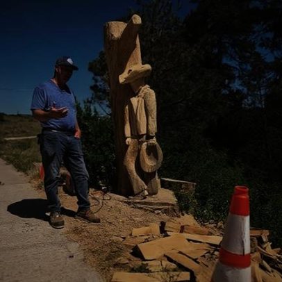 Artista do Colorado transforma tronco de 200 anos em escultura de caubói
