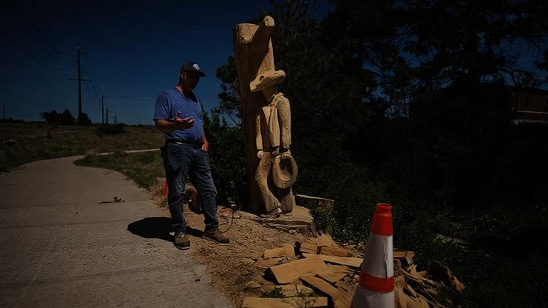 O artista Billy LaFleur utilizou motosserra e ferramentas elétricas para criar a figura do caubói