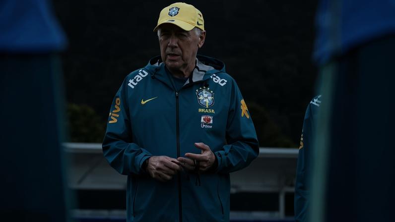 Ancelotti pensa nas opções. Treinador nunca entrou em uma competição com tantas indefinições