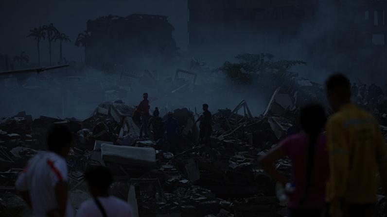 Imagens registradas por moradores retratam o desespero e a destruição durante terremotos; tremor de magnitude 7,5 foi o mais forte no país em mais de um século.