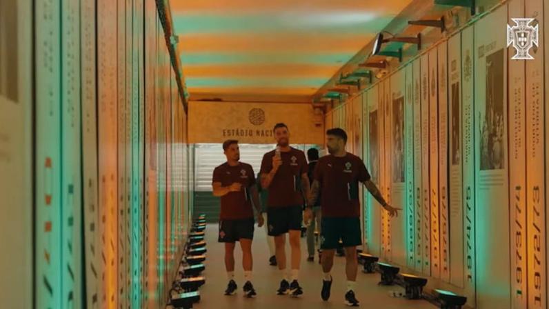 Acompanhe os bastidores da vitória de Portugal por 2 a 1 sobre o Chile em amistoso preparatório para a Copa do Mundo. Do vestiário ao túnel de acesso ao gramado, reviva os melhores momentos de mais um triunfo da seleção portuguesa rumo ao Mundial de 2026.