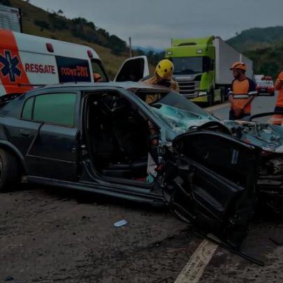 Motociclista de 28 anos morre em acidente com carro e caminhão na BR-381
