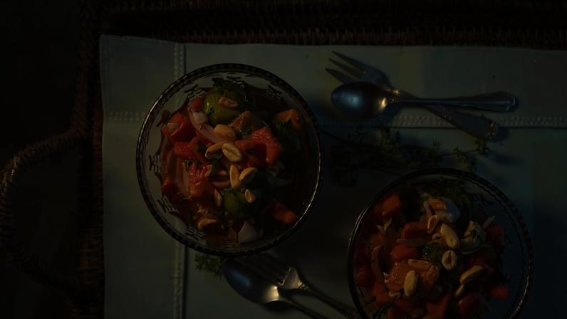 Duas saladas tailandesas sendo servidas ao lado de dois pares de colheres e garfos. Foto: Ana Bacellar/ Divulgação
