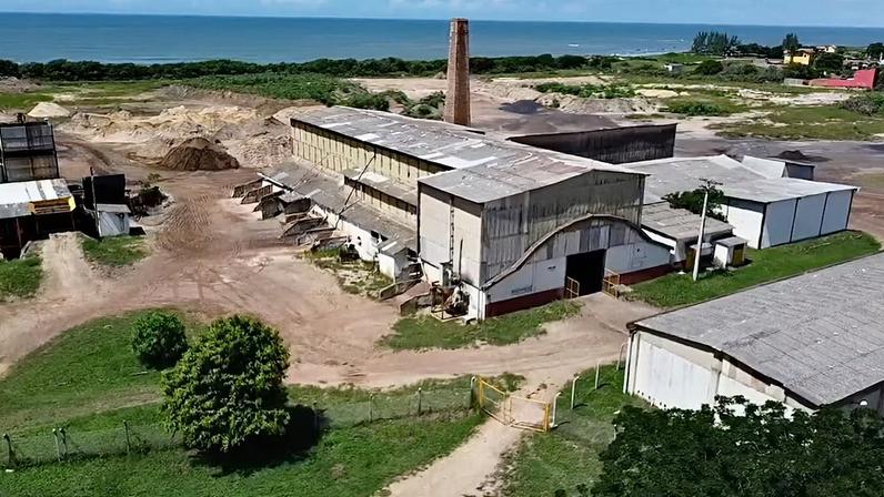 ADL Mineração Fábrica da ADL Mineração em Buena, em São Francisco de Itabapoana (RJ), onde se faz a separação de minérios da monazita
