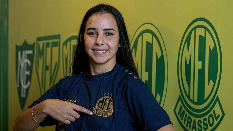 Nascida em 2006, Letícia encara a responsabilidade de formar jovens para o futebol e para a vida
