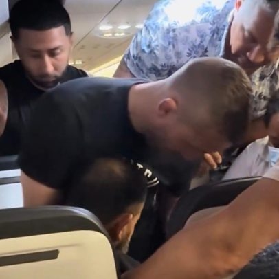 Vídeo mostra detenção de homem que tentou abrir porta de avião rumo a Chicago