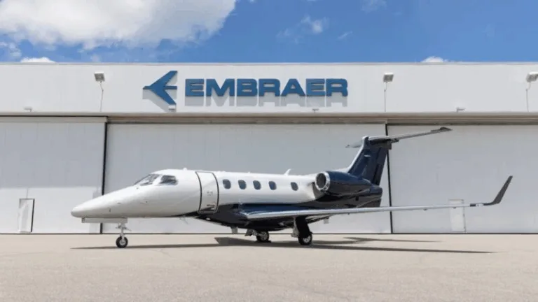 Embraer sobe mais de 4% com Azorra ampliando aposta nos jatos E2