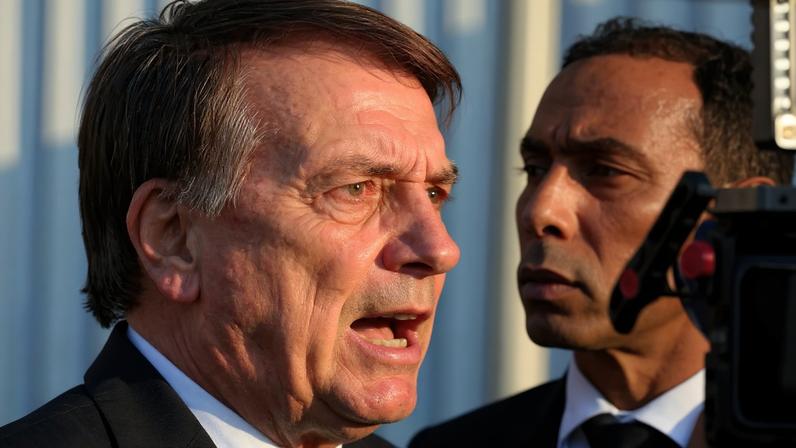 O ex-presidente Jair Bolsonaro terá que explicar arma encontrada em carro de militar