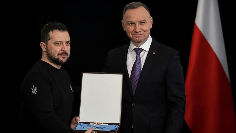 Zelensky devolve maior honraria polonesa após retirada de condecoração