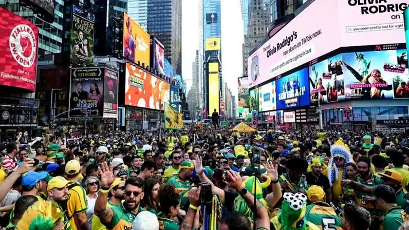 Torcedores brasileiros reunidos na Times Square, em Nova York, antes da estreia da seleção contra Marrocos (1x1), em 13 de junho — Foto: Getty Images