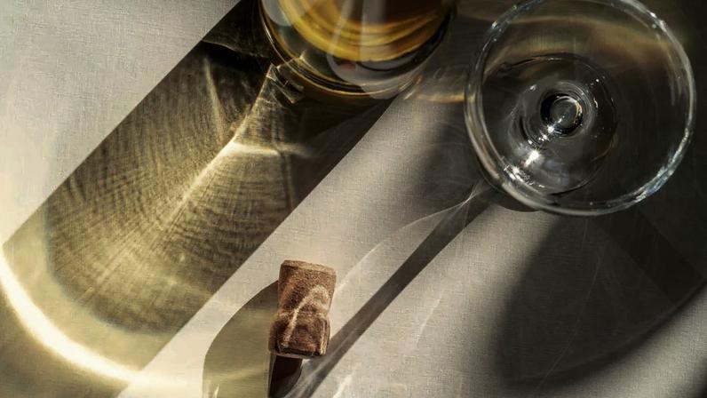 Qual é o melhor método para resfriar rapidamente uma garrafa de vinho