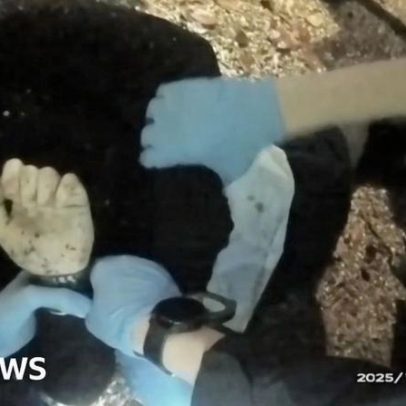 Câmera corporal mostra policiais algemando Henry Nowak enquanto ele morria