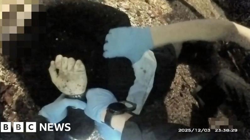 Câmera corporal mostra policiais algemando Henry Nowak enquanto ele morria