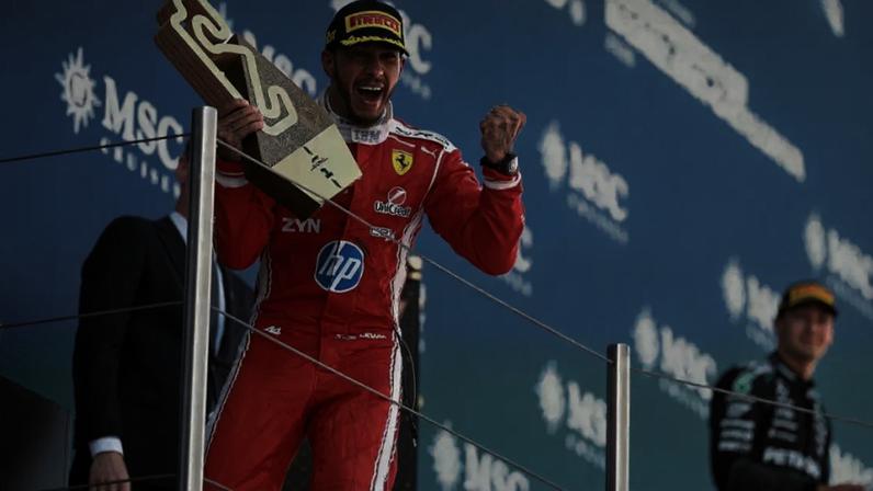 Hamilton comemorando a vitória em Barcelona