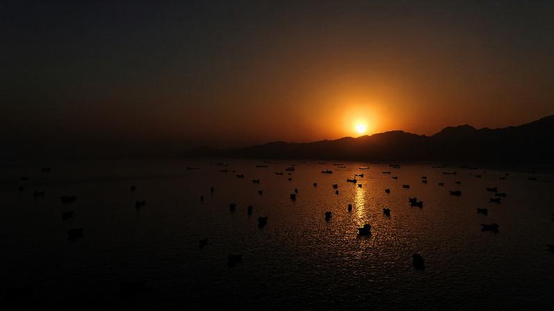 Imagem feita por drone mostra navios ancorados devido ao fechamento do Estreito de Hormuz