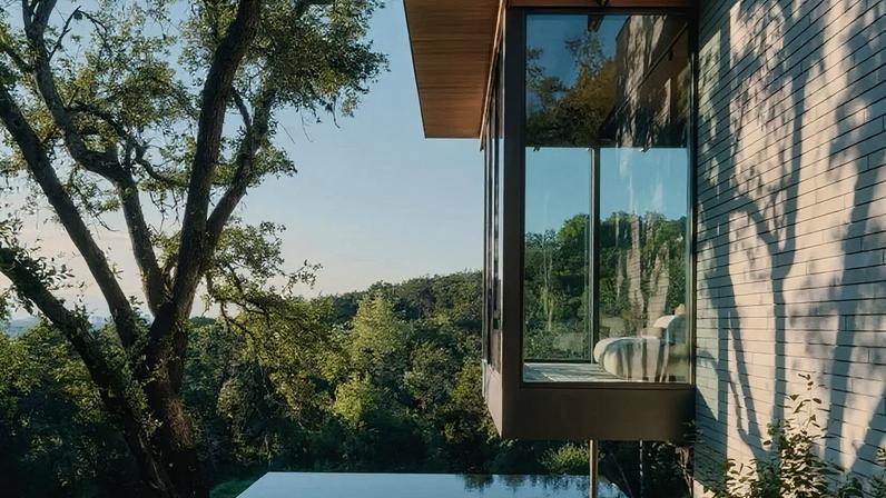 A residência foi implantada em um penhasco com vista para a linha do horizonte de Austin