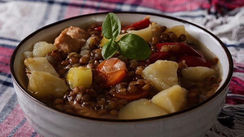 Sopa de lentilha com frango e legumes