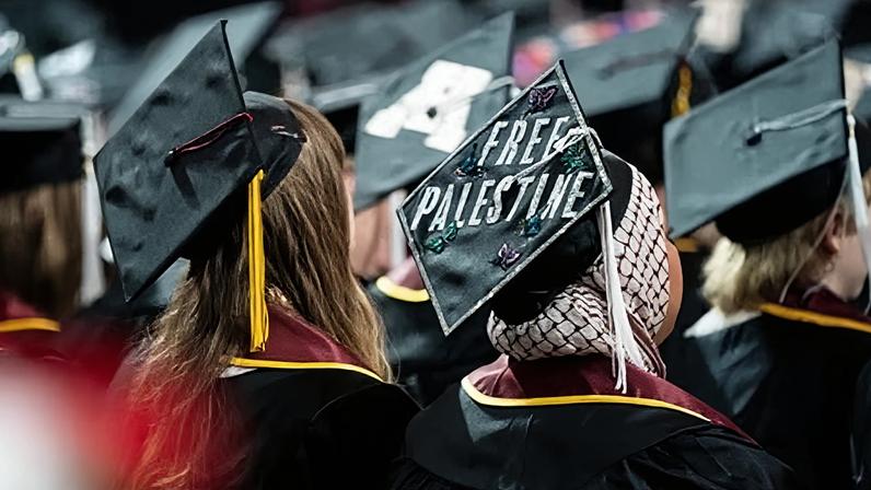 O que está em jogo quando universidades cancelam oradores de formatura
