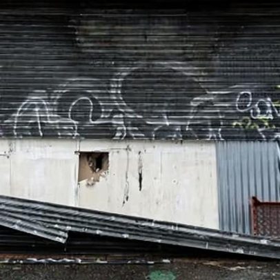 Residentes desaprovam vândalos que se alimentam da divisão em Belfast
