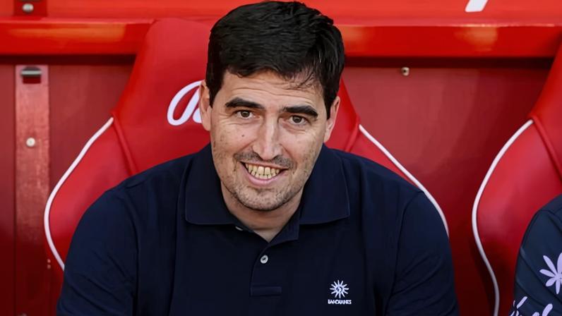 Andoni Iraola getting his smile on, earlier.