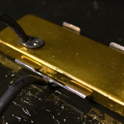 Ouro cai com escalada militar no Oriente Médio e apostas em juros altos