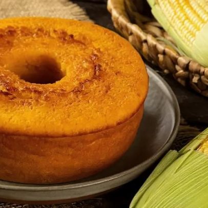 Bolo de flocão de milho com coco é receita saudável para acompanhar o café