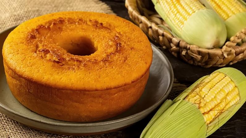 Bolo de flocão de milho com coco é receita saudável para acompanhar o café