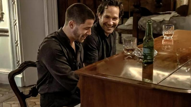 Nick Jonas, à esquerda, e Paul Rudd em cena de 'Hit Para Dois'