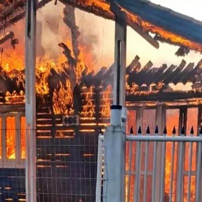 Incêndio de grandes proporções destrói imóvel no Cassino, em Rio Grande