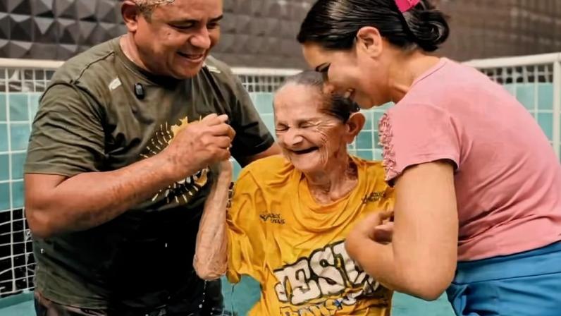 Idosa no Pará decide se batizar após missão religiosa